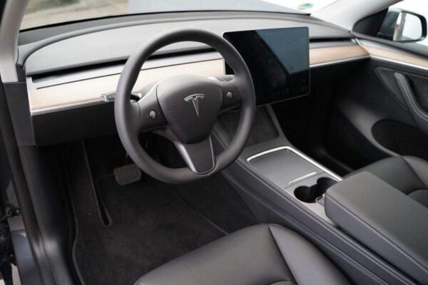 Tesla Model Y – Image 18