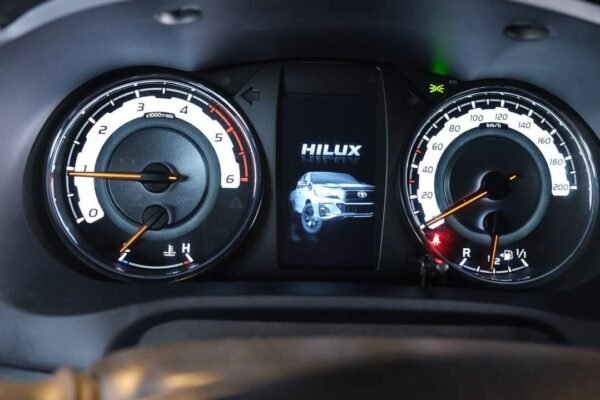 Toyota HiLux – Image 8