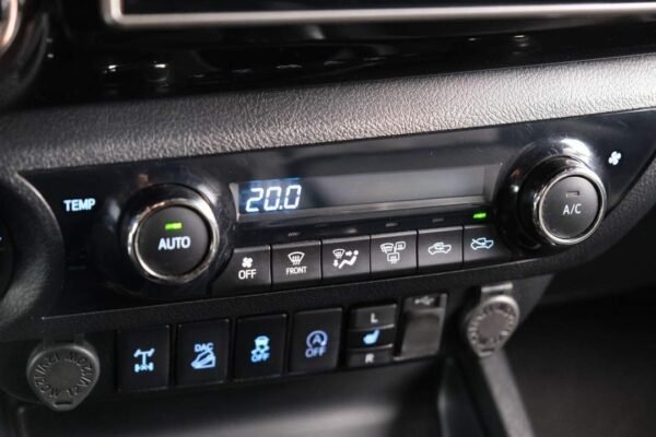Toyota HiLux – Image 11