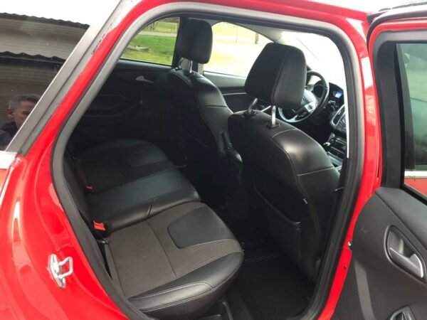 Ford Focus – Image 8