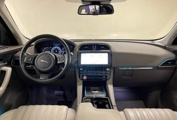 Jaguar F-PACE – Image 8