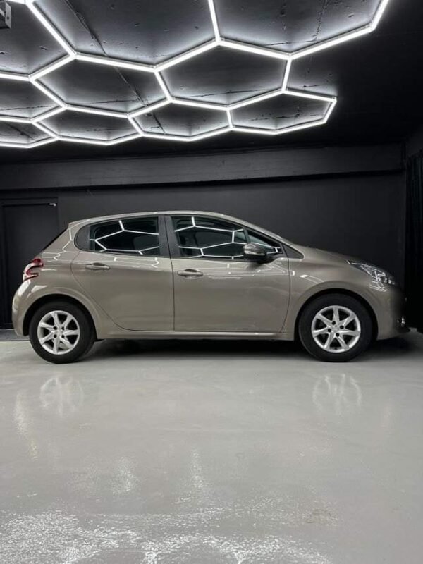 Peugeot 208 – Image 10
