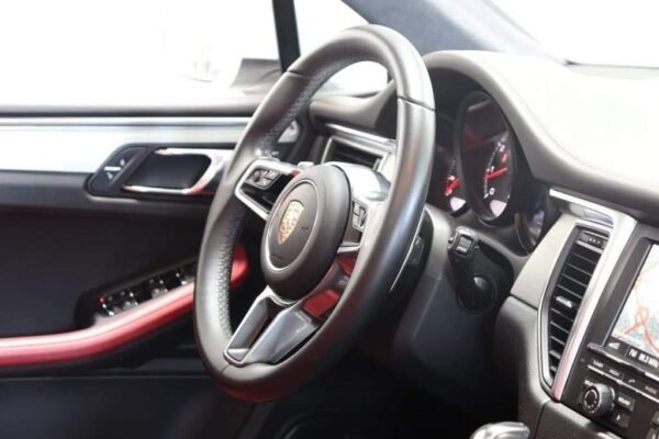 Porsche Macan Turbo – Image 18
