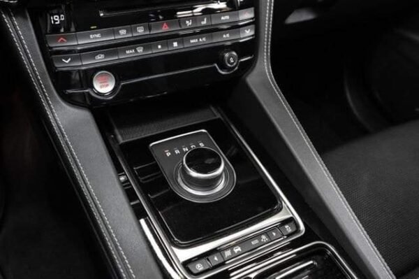 Jaguar F-PACE – Image 21