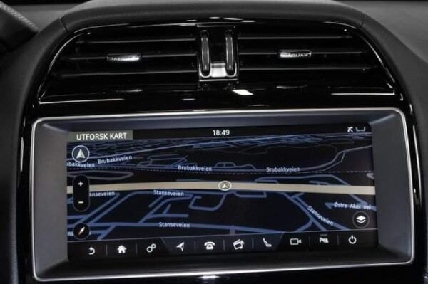 Jaguar F-PACE – Image 23