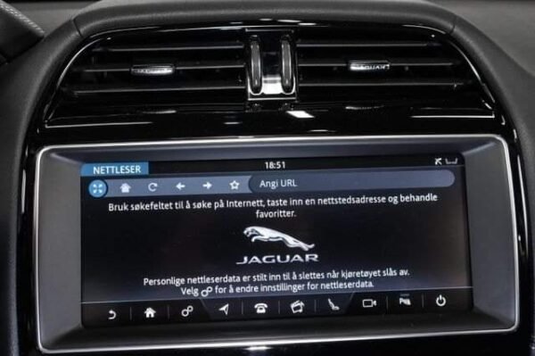 Jaguar F-PACE – Image 27
