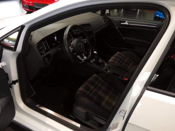 Volkswagen Golf GTI – Image 13