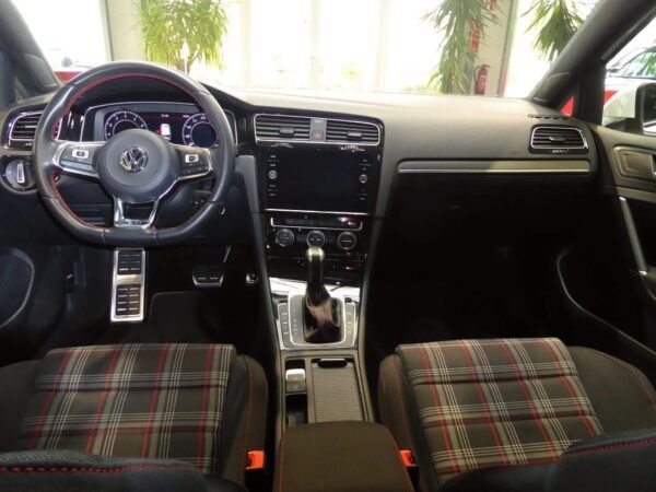 Volkswagen Golf GTI – Image 11