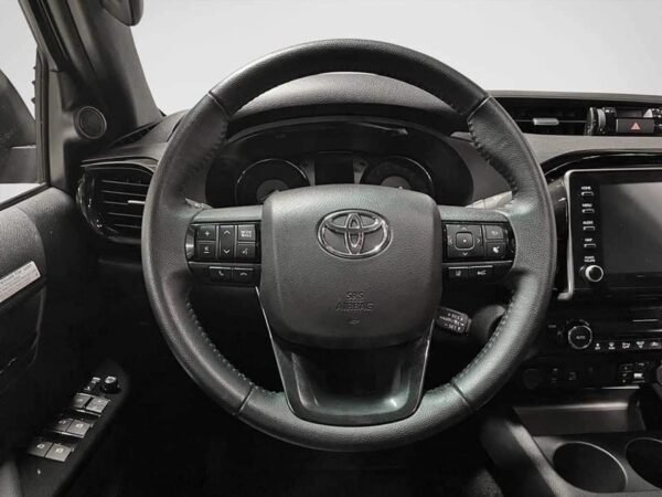 Toyota HiLux – Image 11