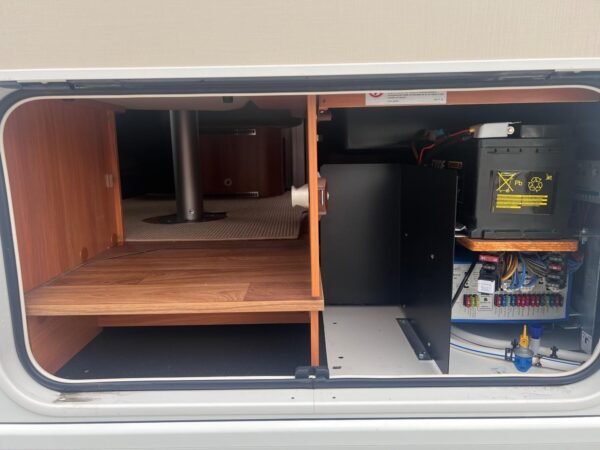 Intégral Hymer B698 3L / automatique / Ac bodel / Cellule solaire / antenne parabolique / Permis C poids lourd. – Image 9