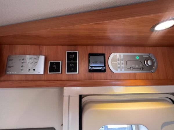 Intégral Hymer B698 3L / automatique / Ac bodel / Cellule solaire / antenne parabolique / Permis C poids lourd. – Image 17