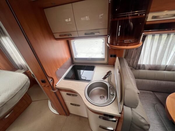 Intégral Hymer B698 3L / automatique / Ac bodel / Cellule solaire / antenne parabolique / Permis C poids lourd. – Image 18