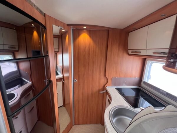 Intégral Hymer B698 3L / automatique / Ac bodel / Cellule solaire / antenne parabolique / Permis C poids lourd. – Image 27