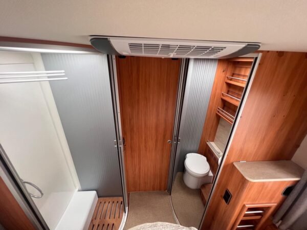Intégral Hymer B698 3L / automatique / Ac bodel / Cellule solaire / antenne parabolique / Permis C poids lourd. – Image 28