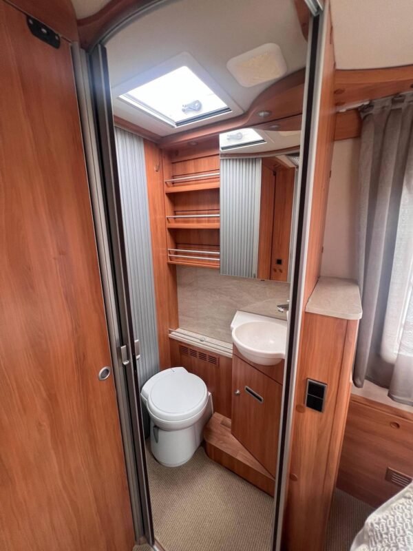 Intégral Hymer B698 3L / automatique / Ac bodel / Cellule solaire / antenne parabolique / Permis C poids lourd. – Image 29