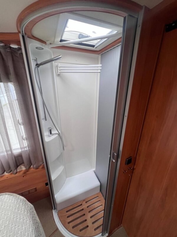 Intégral Hymer B698 3L / automatique / Ac bodel / Cellule solaire / antenne parabolique / Permis C poids lourd. – Image 30