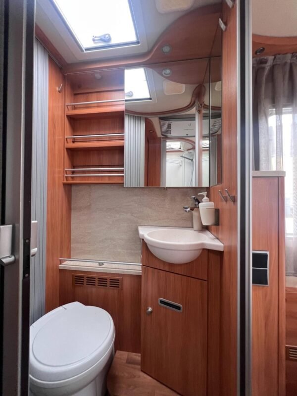 Intégral Hymer B698 3L / automatique / Ac bodel / Cellule solaire / antenne parabolique / Permis C poids lourd. – Image 31