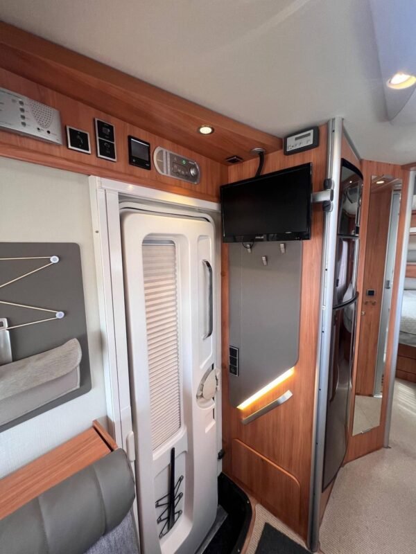 Intégral Hymer B698 3L / automatique / Ac bodel / Cellule solaire / antenne parabolique / Permis C poids lourd. – Image 32