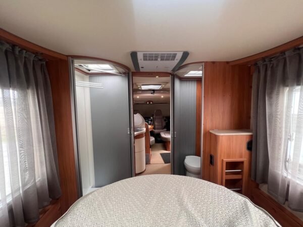 Intégral Hymer B698 3L / automatique / Ac bodel / Cellule solaire / antenne parabolique / Permis C poids lourd. – Image 33