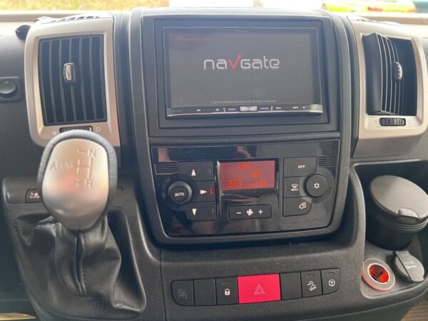Intégral Hymer B698 3L / automatique / Ac bodel / Cellule solaire / antenne parabolique / Permis C poids lourd. – Image 36