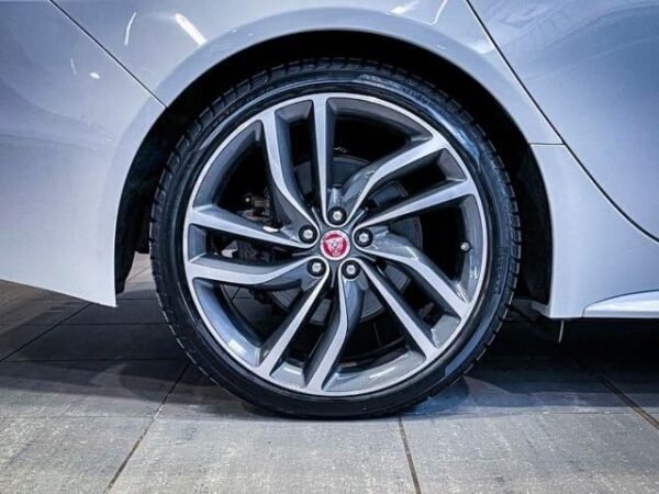 Jaguar XF – Image 13