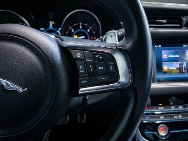 Jaguar XF – Image 17