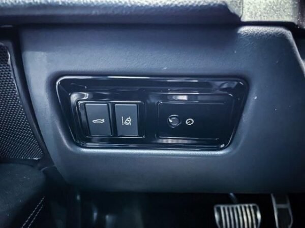 Jaguar XF – Image 27