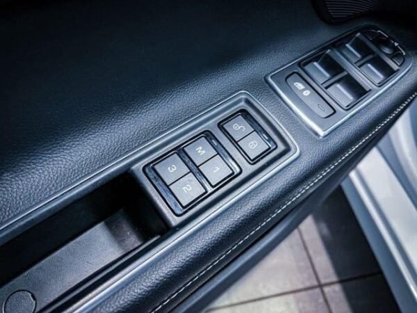 Jaguar XF – Image 28