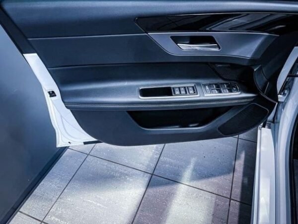 Jaguar XF – Image 31
