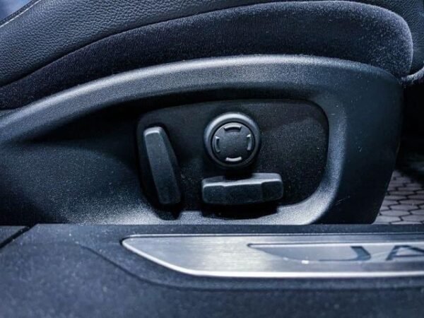 Jaguar XF – Image 48