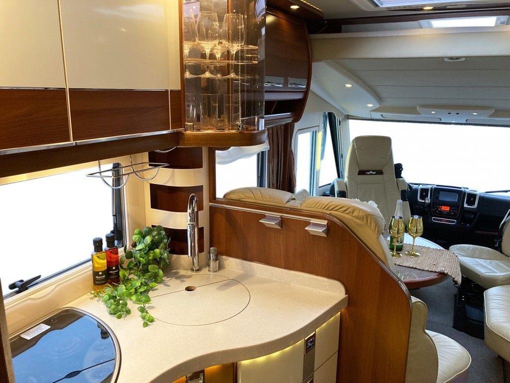 Camping-car Intégré Carthago Chic E-line en 51 QB – Image 14