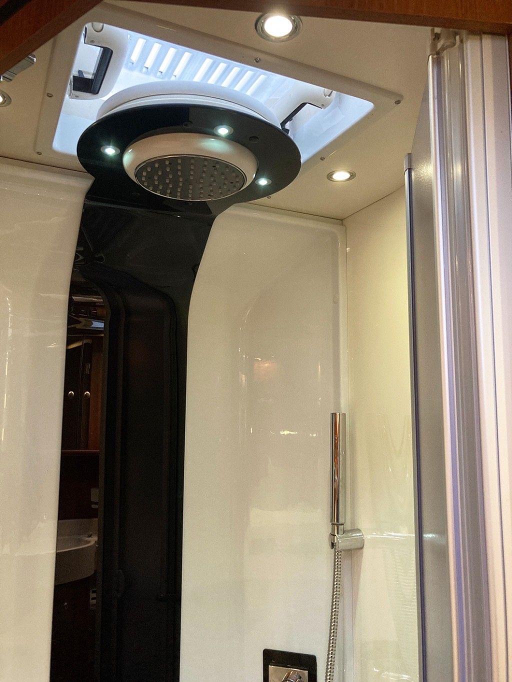 Camping-car Intégré Carthago Chic E-line en 51 QB – Image 24