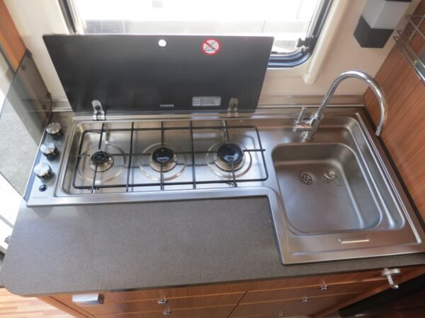Camping-car ADRIA Compact SPX (semi-intégré) – Image 7