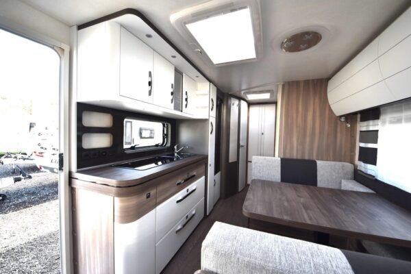 Caravane HOBBY Hobby 545 KMF Excellent Edition 
Caravane familiale idéale avec cabine – Image 9
