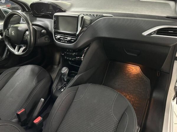 Peugeot 208 – Image 13