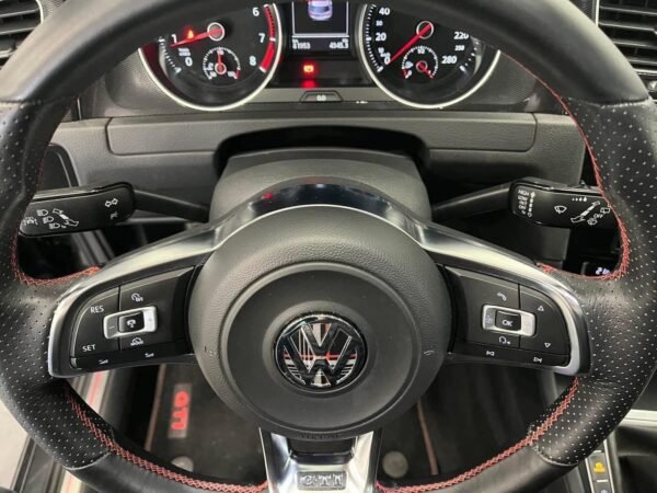 VOLKSWAGEN GOLF 
2.0 TSI 220 GTI – Image 10
