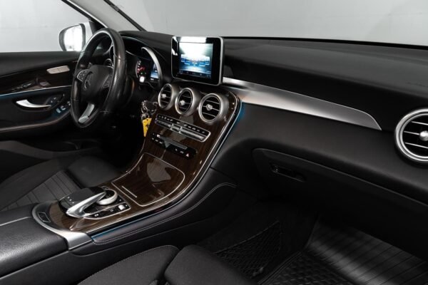 Mercedes-Benz GLC
220 – Image 9